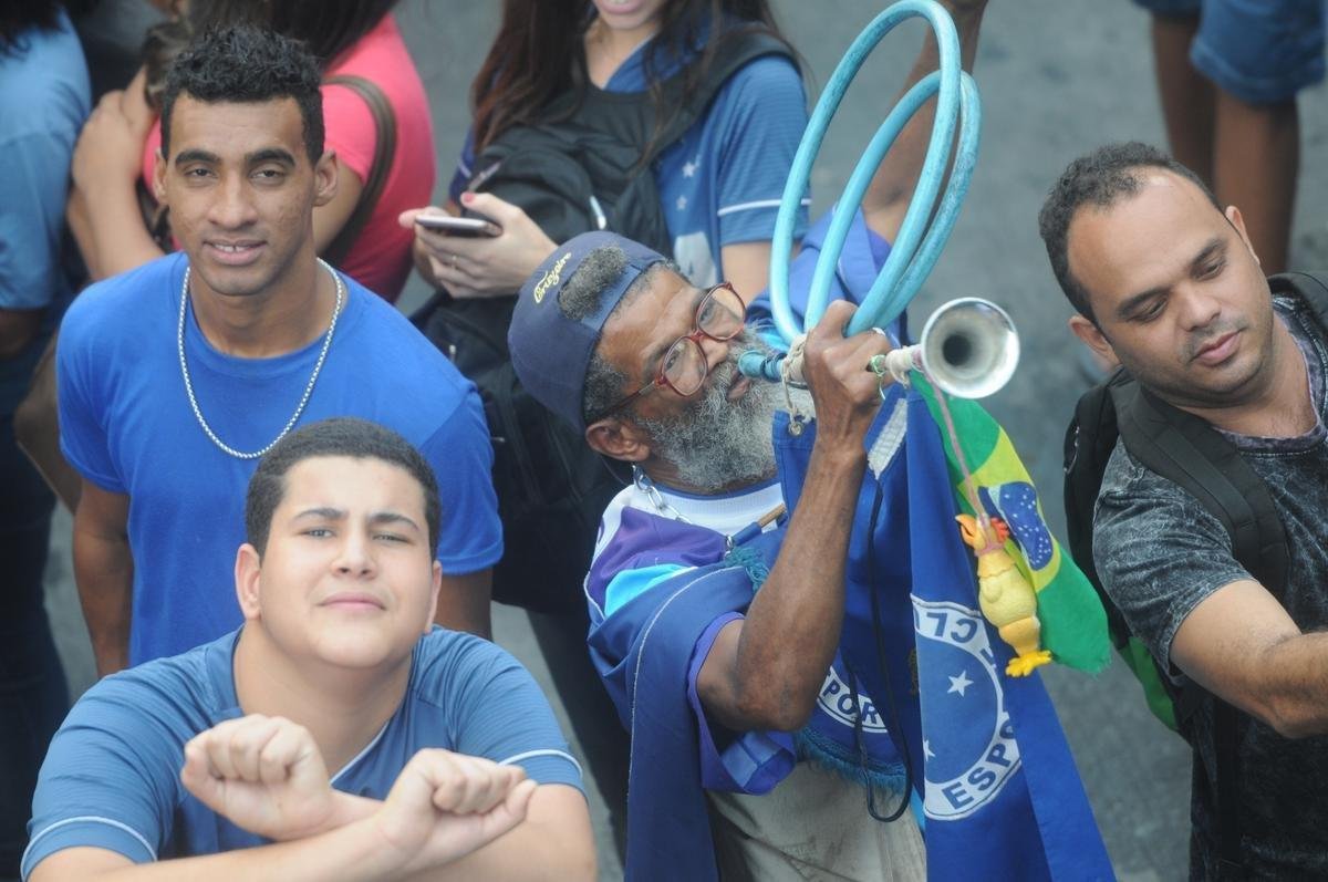 De Confins, jogadores do Cruzeiro hexacampees da Copa do Brasil saram em carro aberto pelas ruas de Belo Horizonte. No Centro da capital, milhares de pessoas aguardavam os jogadores para a festa.