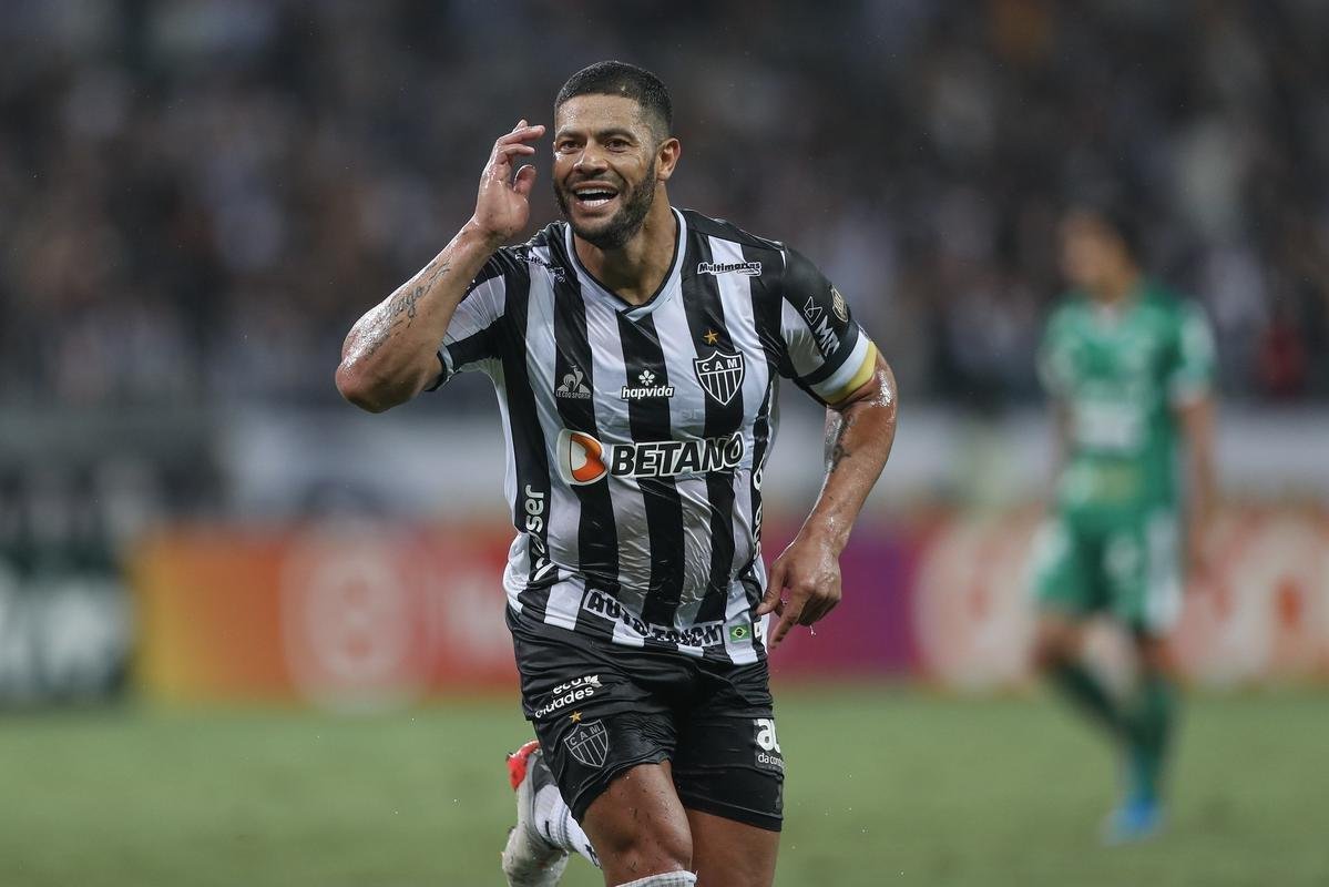 Hulk marcou os dois gols da vitria do Galo por 2 a 0: um de pnalti e outro em lindo chute no ngulo