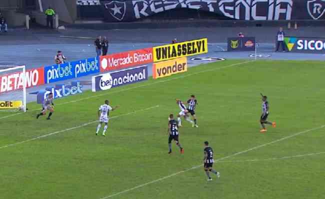 Possível pênalti em Ademir ocorreu no último lance da partida, quando o Atlético já vencia o Botafogo por 1 a 0