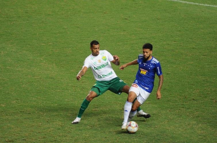 20- Acesso praticamente descartado (dezembro): depois do bom comeo, Felipo derrapou nas ltimas seis rodadas  frente do Cruzeiro. Em 18 pontos disputados, a equipe somou apenas sete. Na ltima tera-feira, o empate por 0 a 0 com o Cuiab, no Independncia, tornou o sonho de retornar  Srie A muito distante. Em 11 lugar, com 41 pontos, a Raposa precisa de 100% de aproveitamento nas seis ltimas partidas para chegar a 59, campanha que garantiu o acesso apenas do Vitria, na edio de 2007. O prprio presidente Srgio Santos Rodrigues j admitiu que a tendncia  para a permanncia na segunda diviso. Scolari, por sua vez, sempre manteve o discurso de livrar o clube do rebaixamento  Srie C.