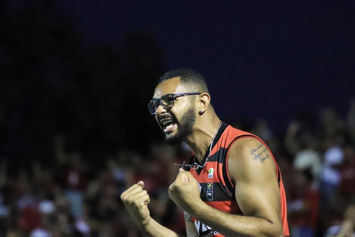 Vitória derrotou Atlético por 1 a 0, no Barradão, com gol de Léo Ceará