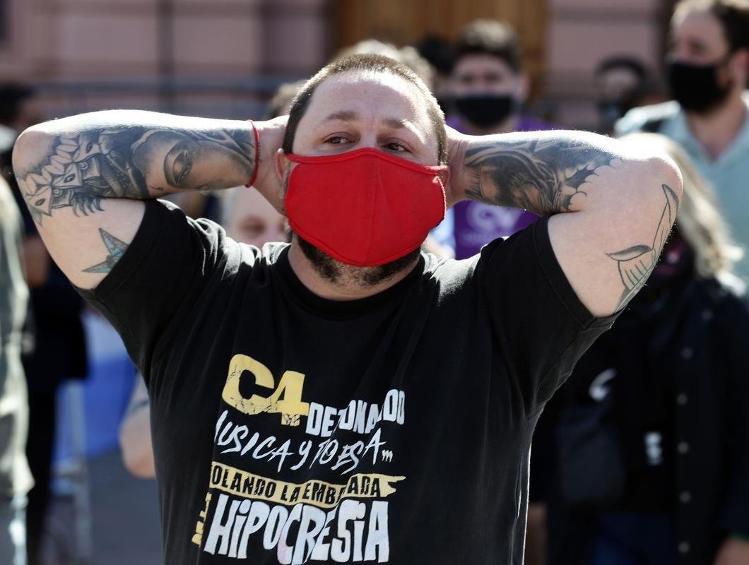 Velrio de Diego Armando Maradona na Casa Rosada, sede do governo argentino, em Buenos Aires. Ao longo desta quinta-feira (26/11), despedida dos fs rendeu imagens marcantes: choro, homenagens e at rivais se consolando pela partida do dolo. Maradona morreu aos 60 anos aps uma parada cardiorrespiratria.