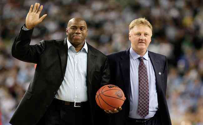 Os ex-jogadores Magic Johnson e Larry Bird so duas lendas da NBA