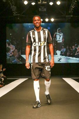 Presença de Robinho, com a camisa 7, foi o ponto alto da festa de lançamento do uniforme