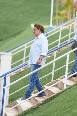 Fotos da apresentao de Adilson Batista como novo tcnico do Cruzeiro. Tcnico teve reunio com jogadores na Toca da Raposa II, falou com a imprensa e depois comandou seu primeiro treino