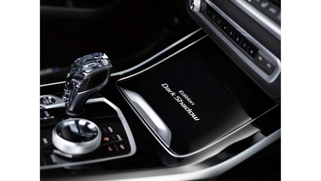 Camila Ângelo recebeu o modelo BMW X7 Dark Shadow Edition 2021
