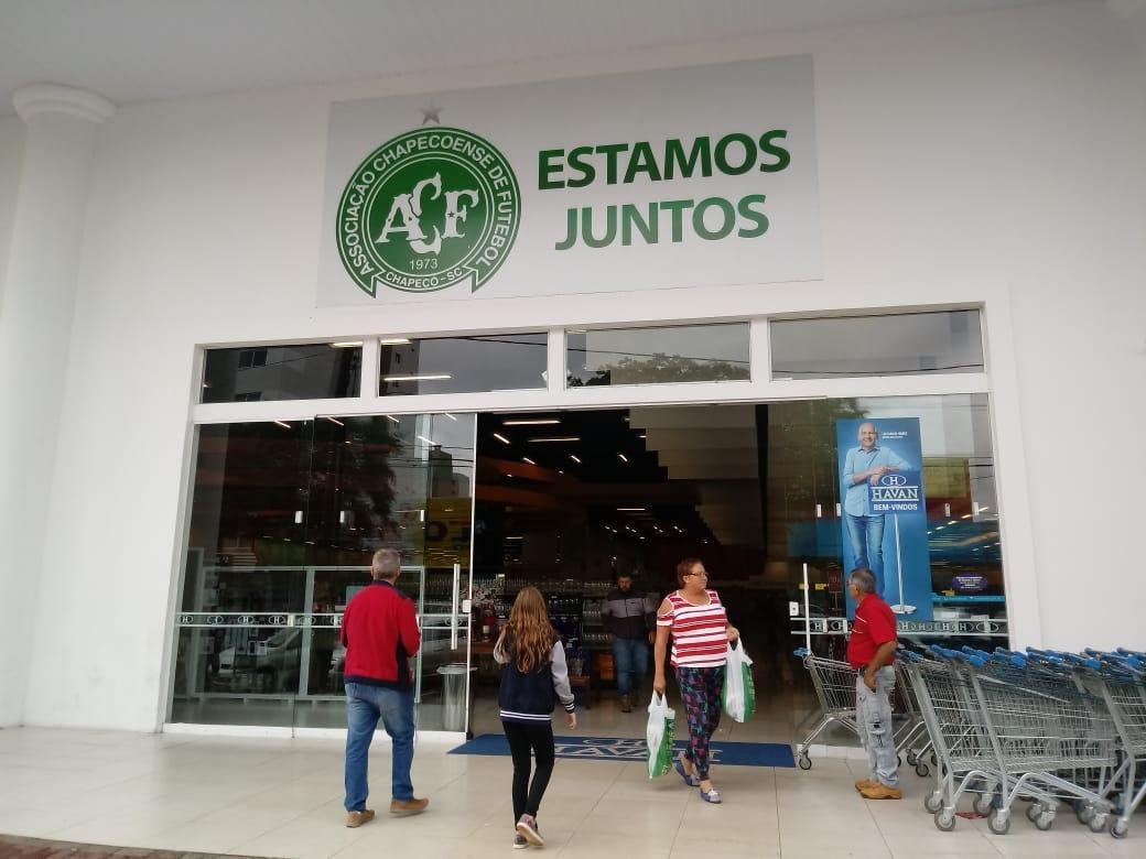 Fachada de loja de departamentos de Chapec mostra a parceria da empresa com a Chapecoense