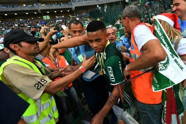 Palmeiras vence Chapecoense no Allianz Parque e conquista nono ttulo brasileiro. Dudu ergueu a taa
