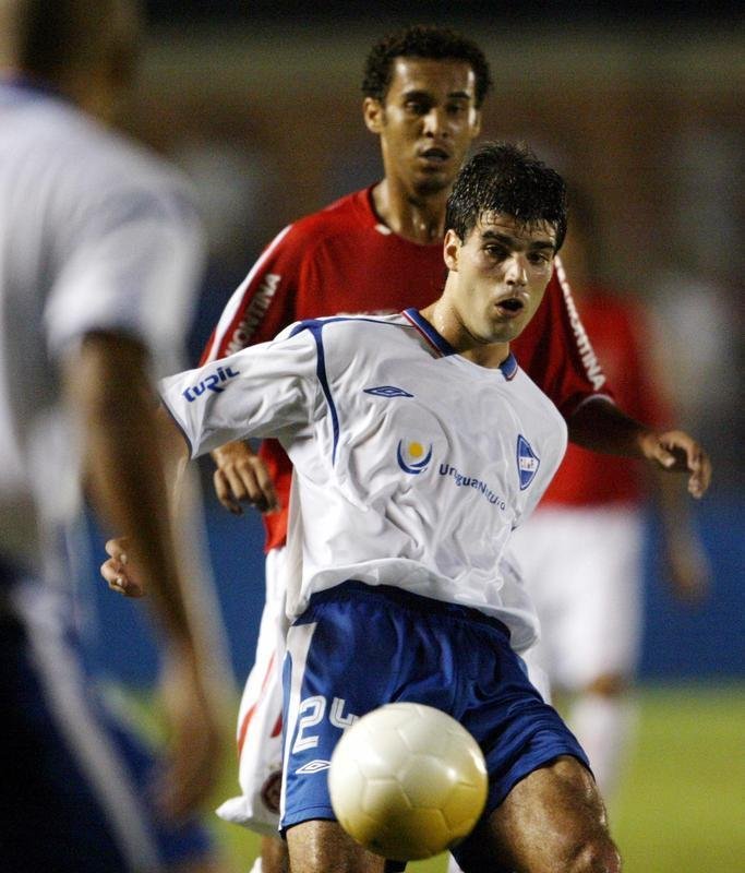 Agustn Viana - Norte-americano naturalizado uruguaio, Agustn Viana vestiu a camisa do Nacional entre 2006 e 2008, quando foi contratado pelo Atltico. No Galo, o lateral-esquerdo fez apenas 13 jogos e marcou um gol.