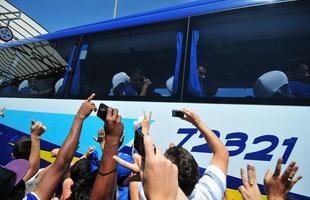 Torcida faz festa em aeroporto para receber o tricampe�o Brasileiro
