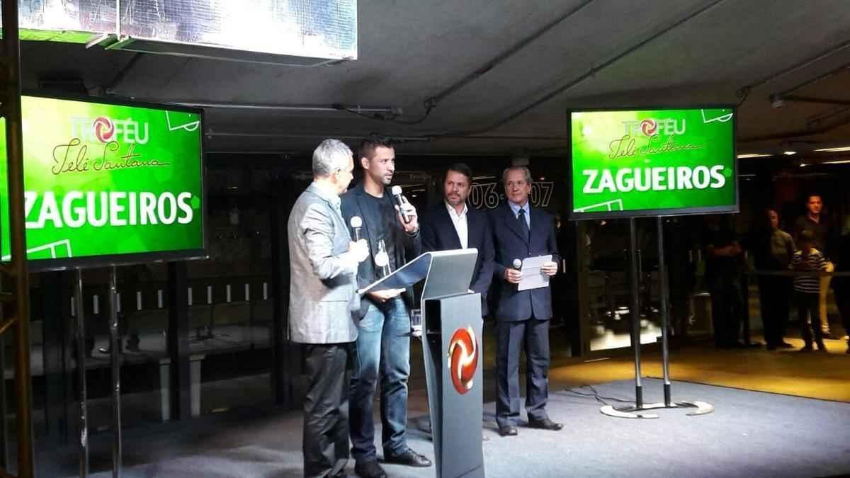 Personalidades na cerimnia do 16 Trofu Tel Santana. Fbio, goleiro do Cruzeiro, maior vencedor dessa premiao