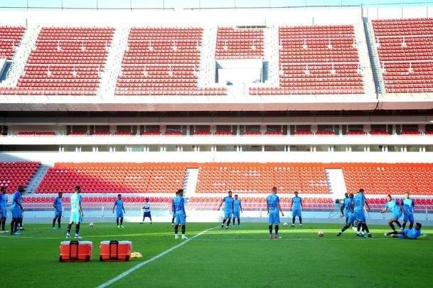Fotos do treino do Cruzeiro no estdio Libertadores de Amrica, casa do Independiente, em Avellaneda. Time celeste fechou preparao para o jogo contra o Racing, s 21h30 desta tera-feira, no El Cilindro, pela primeira rodada do Grupo 5 da Copa Libertadores (Ramon Lisboa/EM D.A Press)