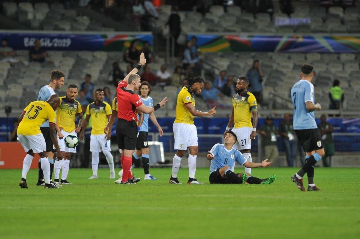 Fotos de Uruguai x Equador, no Mineiro