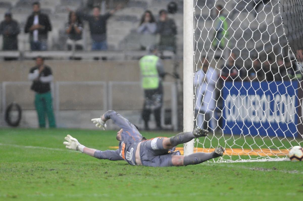 Atltico perdeu por 4 a 3 para o Coln nos pnaltis e foi eliminado da Copa Sul-Americana. Goleiro argentino Burin defendeu penalidades de Rver e Cazares
