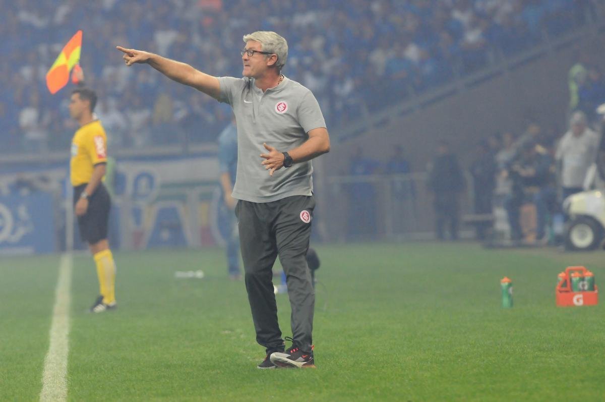 Fotos do primeiro tempo do duelo entre Cruzeiro e Internacional, no Mineiro, pela semifinal da Copa do Brasil