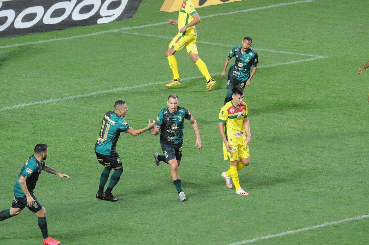Fotos do jogo entre Amrica e Sampaio Corra, no Independncia, em Belo Horizonte, pela 27 rodada da Srie B do Campeonato Brasileiro