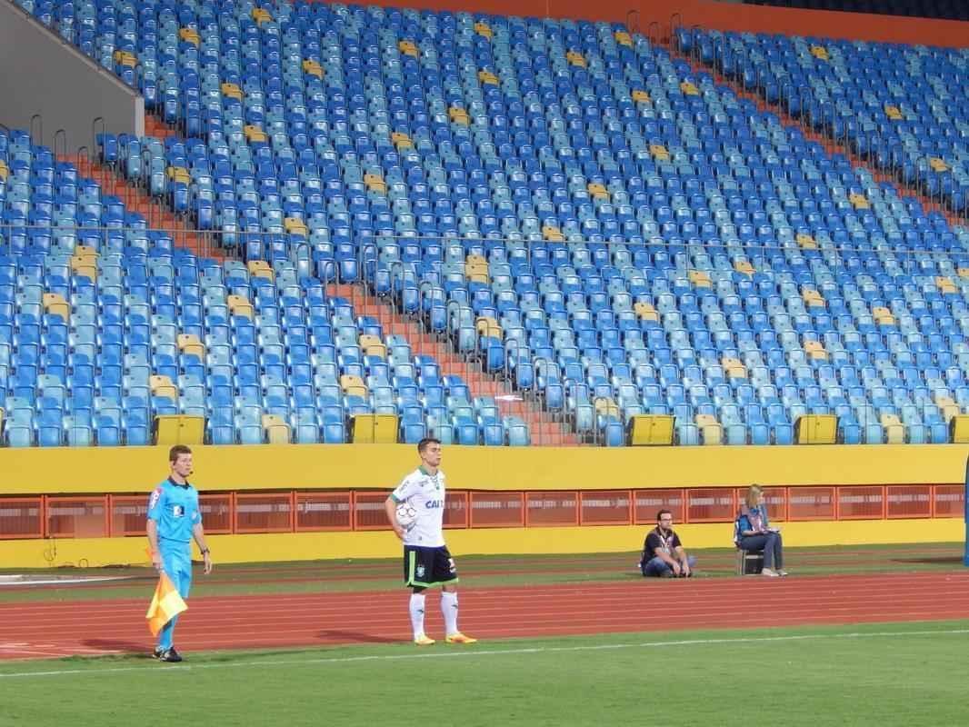 Imagens do duelo entre Gois e Amrica, com portes fechados no Estdio Olmpico