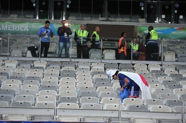 Depois do empate entre Japo e Equador, por 1 a 1, pela Copa Amrica, um torcedor japons deu um bom exemplo aos brasileiros. Com pacincia, ele recolheu lixo em vrios pontos do setor em que se encontrava no Mineiro. Na Copa de 2014, no Brasil, os nipnicos j haviam mostrado civilidade ao mundo ao limpar arquibancadas e vestirios dos estdios.