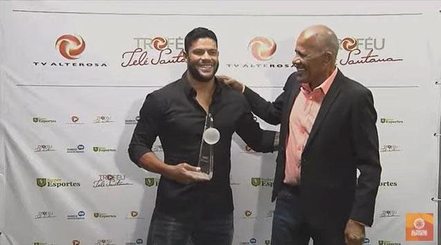Hulk recebeu os dois trofus das mos de Dad Maravilha