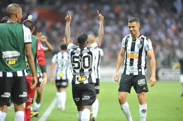 Marquinhos abriu o placar para o Atltico em chute cruzado: 1 a 0