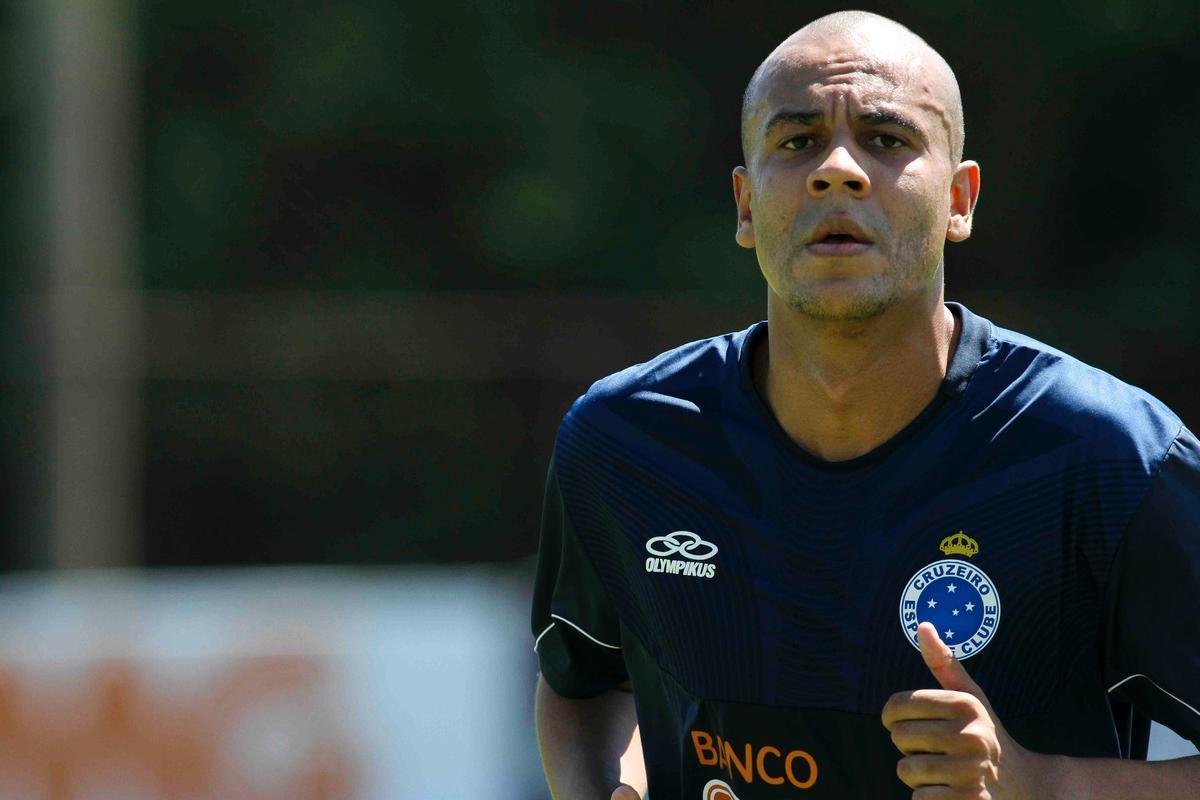 Zagueiro Alex Silva (Flamengo: 2011, 2013 / Cruzeiro: 2012): 25 jogos pelo Flamengo e 18 jogos pelo Cruzeiro