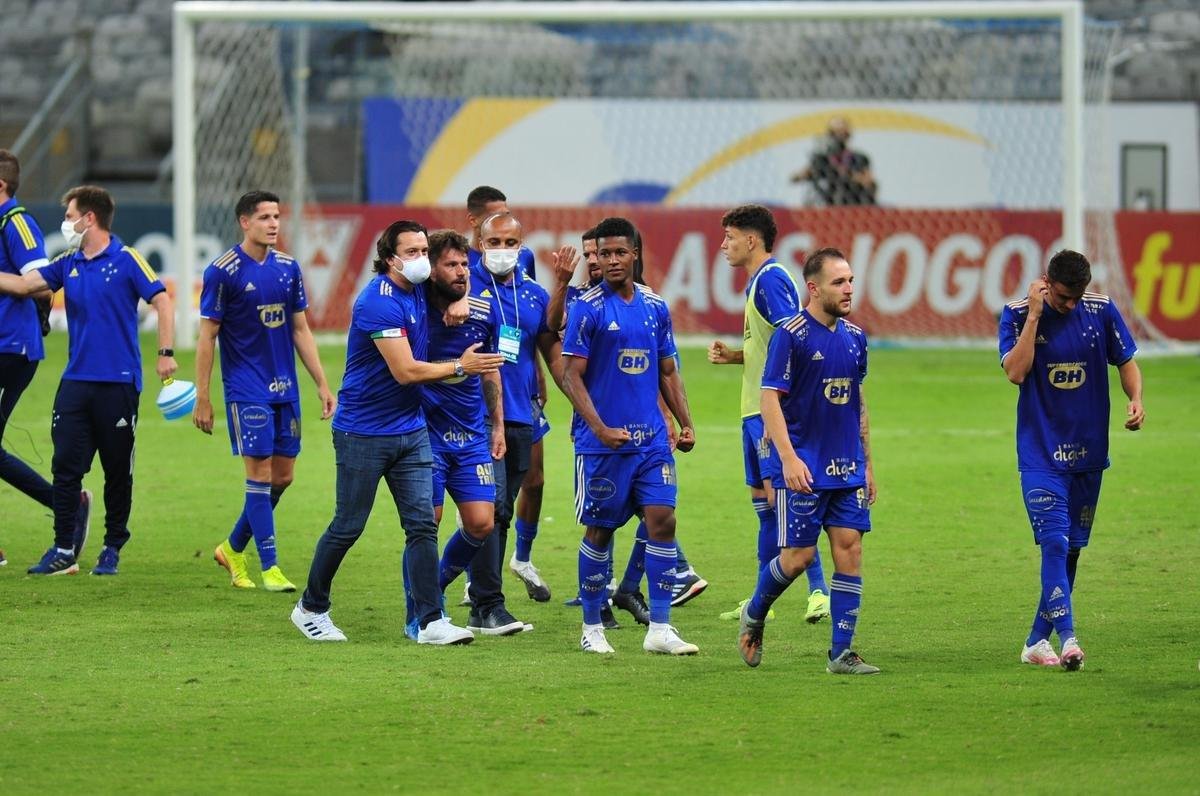 Hulk, do Atltico, e William Pottker, do Cruzeiro, discutiram no fim do clssico vencido pelos celestes, por 1 a 0, e foram expulsos pelo rbitro Paulo Csar Zanovelli da Silva