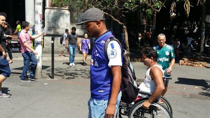Torcedores do Cruzeiro saem às ruas com a camisa do clube, em dia de decisão