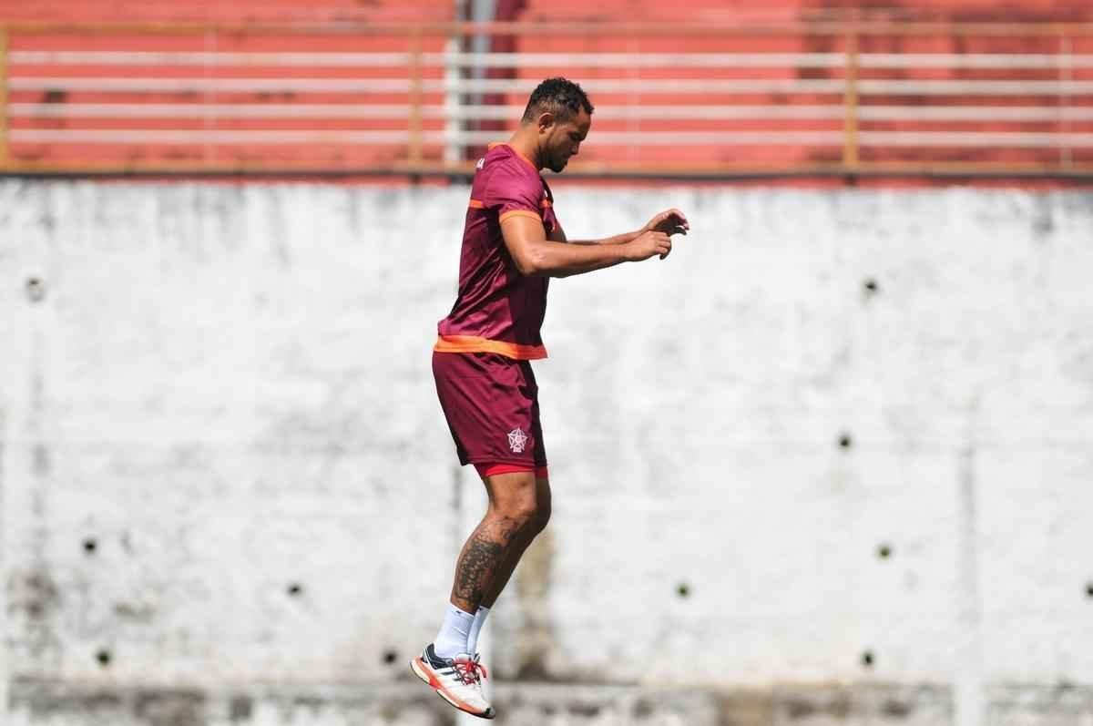 Bruno fez exerccios pela manh no CT do Boa Esporte acompanhado por um preparador fsico e foi aplaudido por curiosos que acompanharam a atividade