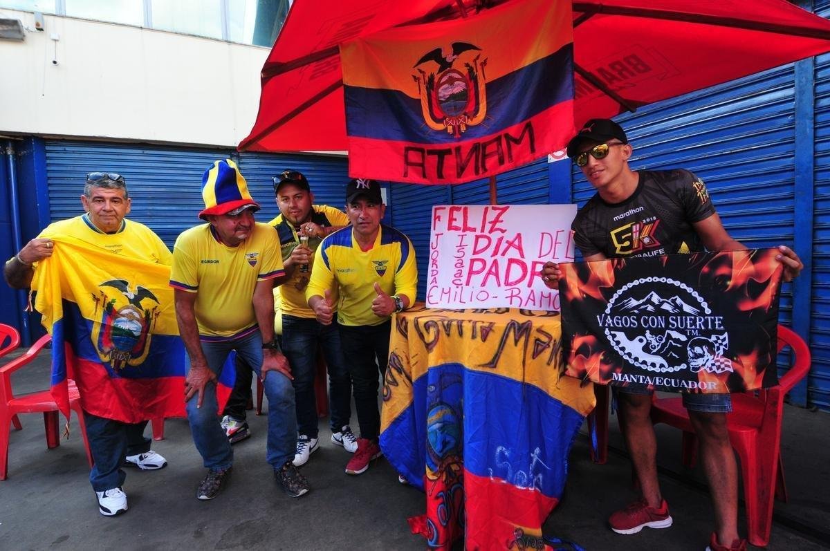 Torcedores nos arredores do Mineiro antes de Uruguai x Equador