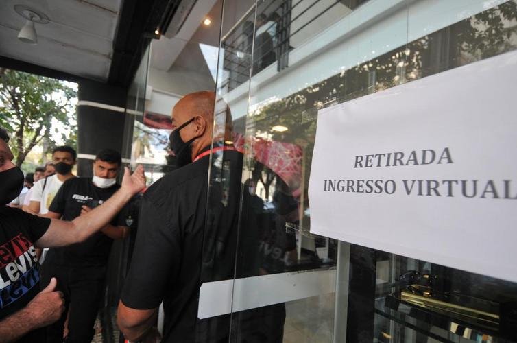 Torcedores do Atlético fazem fila por ingresso para jogo com River Plate