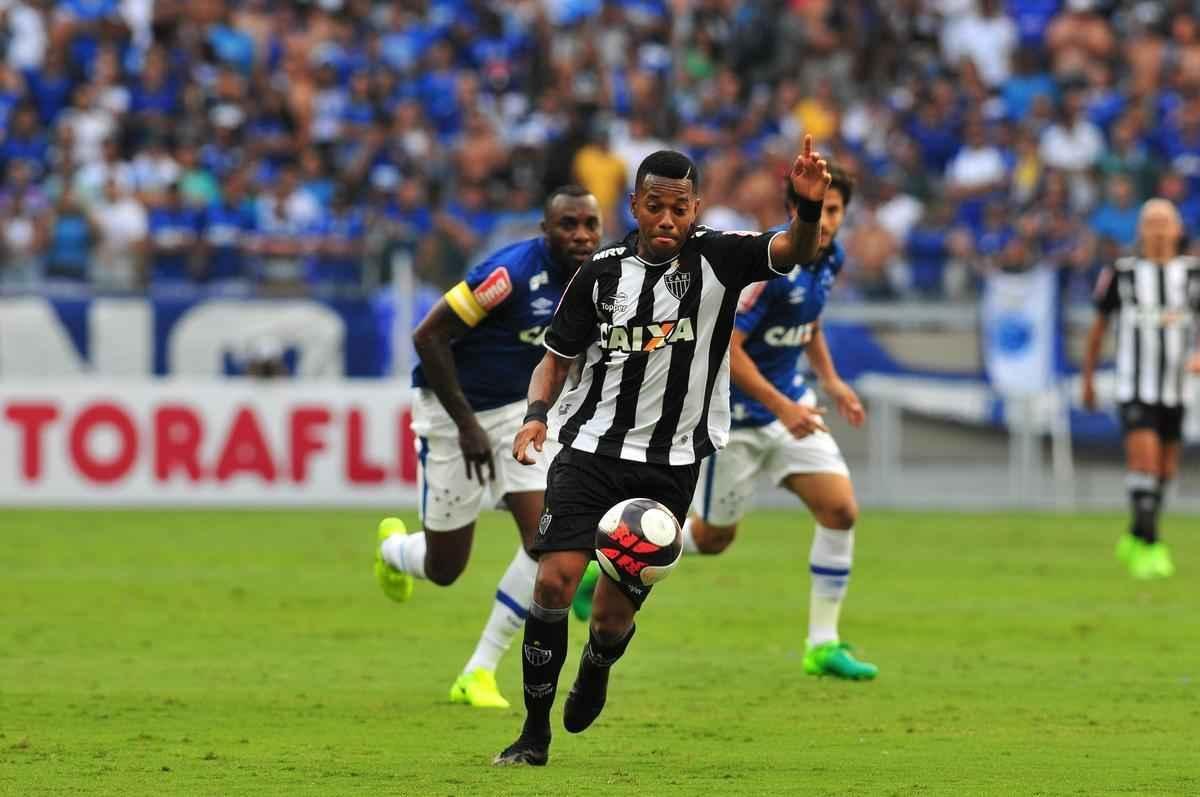 Robinho em lance do primeiro tempo