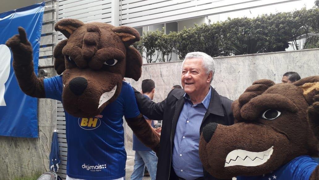 Movimentao na porta da Sede Administrativa do Cruzeiro para o lanamento do 'scio reconstruo'