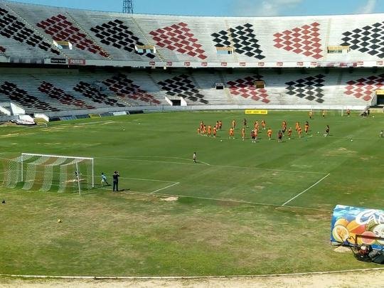 Gramado do Arruda apresentou melhora, mas ainda está longe do ideal para receber o Clássico das Emoções