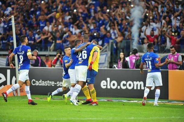 Fbio foi decisivo nos pnaltis, fez trs defesas e colocou o Cruzeiro nas semifinais da Copa do Brasil