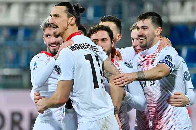 Ibrahimovic voltou ao Milan e foi decisivo para triunfo sobre o Cagliari no Italiano 