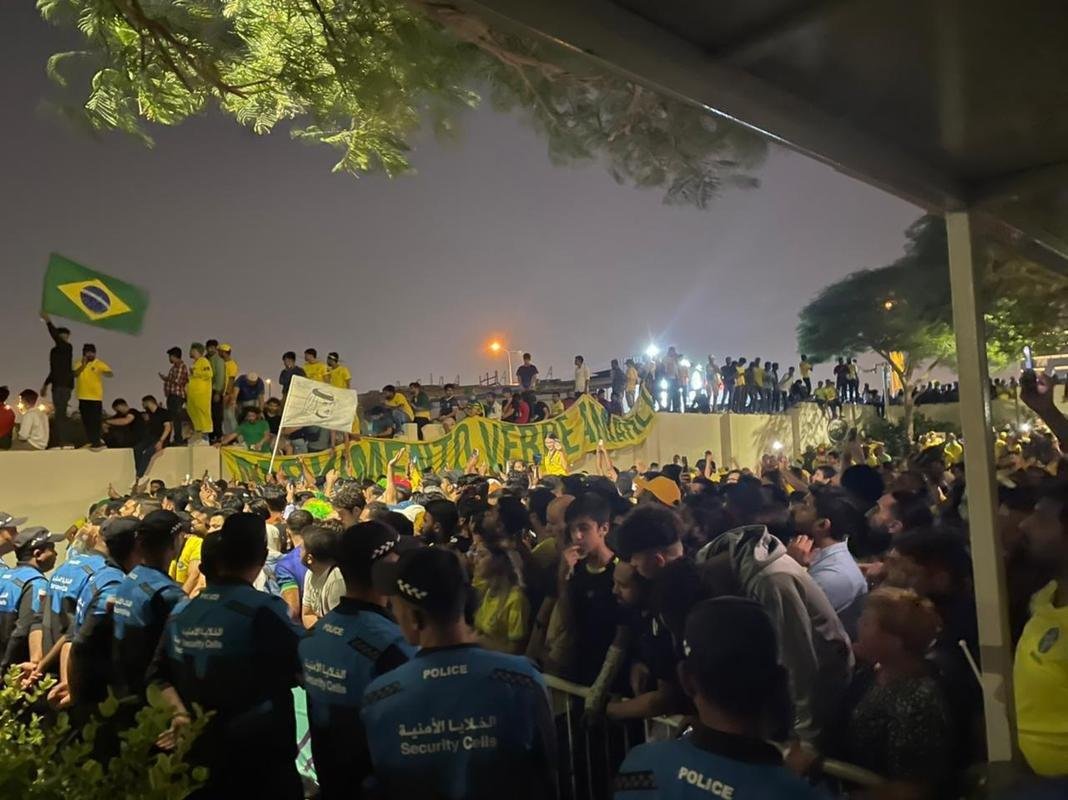 Seleo Brasileira chegou ao hotel The Westin Doha Hotel & Spa, no Centro de Doha, capital do Catar, e teve recepo calorosa de torcedores do Brasil e de outros pases. Muitos curiosos apareceram para tentar ver os craques que vo buscar o hexa na Copa do Mundo