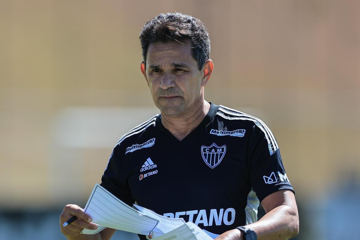 Nesta quinta-feira (28), o Atltico realizou o terceiro treino na Cidade do Galo aps o retorno de Cuca. Durante a atividade, o treinador conversou com o presidente do clube, Srgio Coelho.