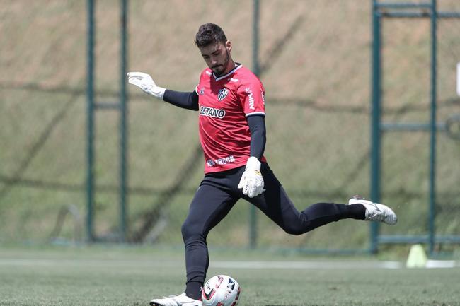 Com seriedade, mas tambm descontrao, o Atltico treinou sob sol forte na manh desta sexta-feira (21), na Cidade do Galo, em Vespasiano. Este foi o quinto dia de pr-temporada para o clube mineiro em 2022, sob o comando do tcnico argentino Antonio 'El Turco' Mohamed. Novas baixas, o volante Allan e o atacante Keno testaram positivo para COVID-19 e no participaram das atividades (ambos cumprem perodo de sete dias de isolamento social).