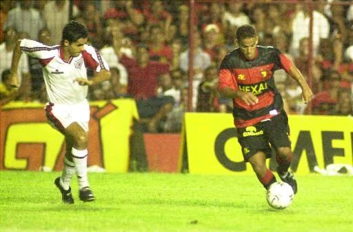 Modelo de 2002 da Topper no Sport vestida pelo meia Danilo.
