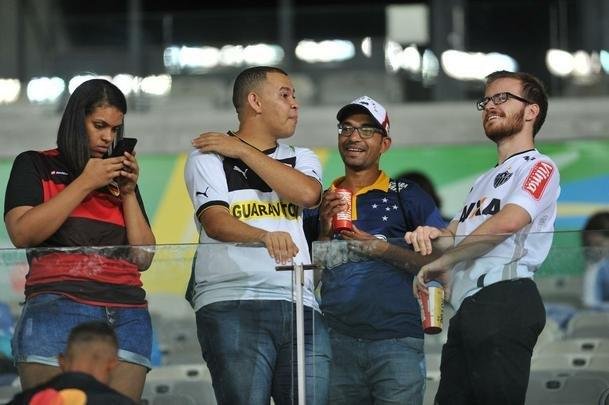 Fotos das torcidas de Uruguai e Equador no Mineiro