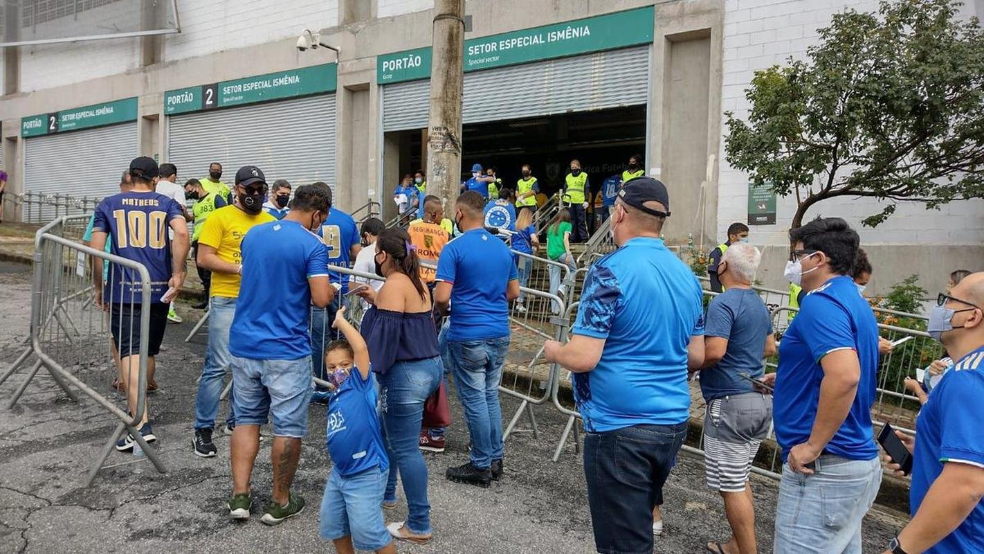 Torcida do Cruzeiro registra maior pblico do Campeonato Mineiro na partida contra o Villa Nova, no Independncia, pela oitava rodada. Ao todo, 19.616 pessoas compareceram no Horto.