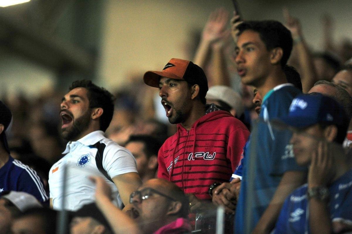 Torcida do Cruzeiro foi da esperana  decepo no Mineiro diante do River Plate