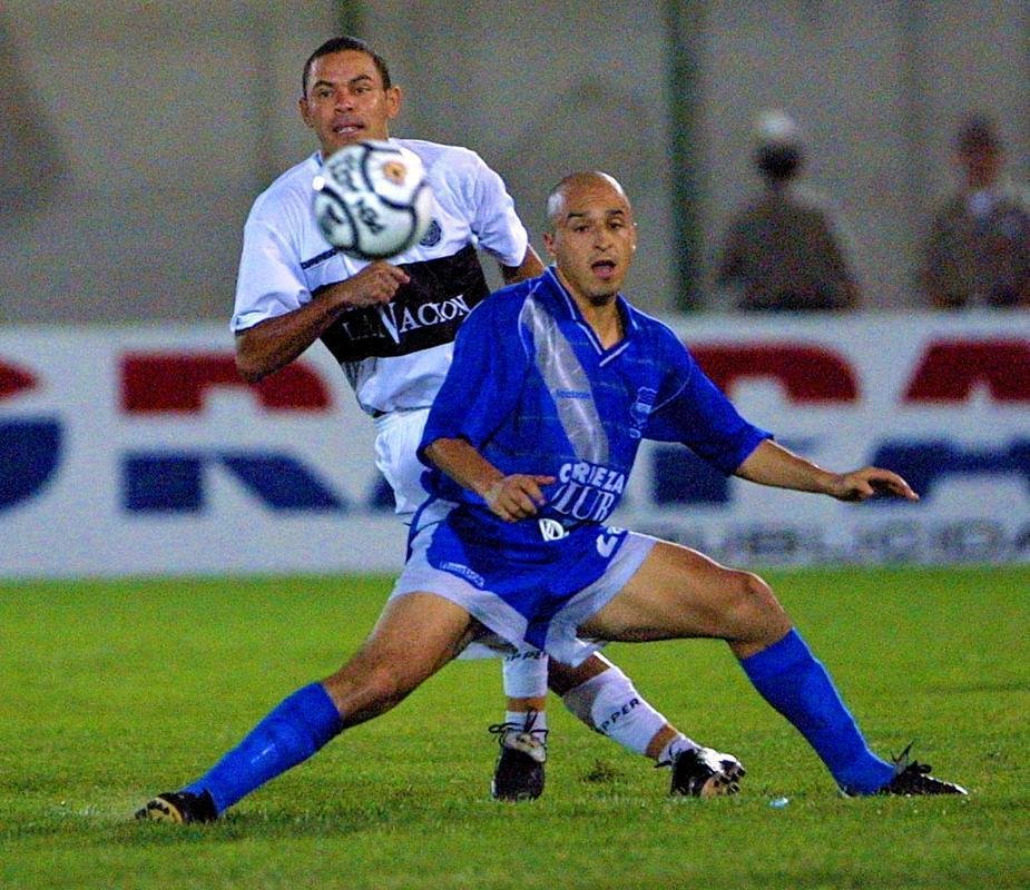 Em 2001, o Emelec-EQU passou com duas vitrias, trs empates e uma derrota. O time foi eliminado nas oitavas de final.