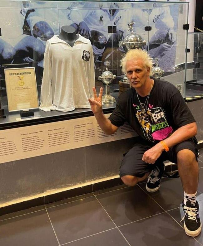 Cantor Supla marcou presena no velrio do Rei pela madrugada