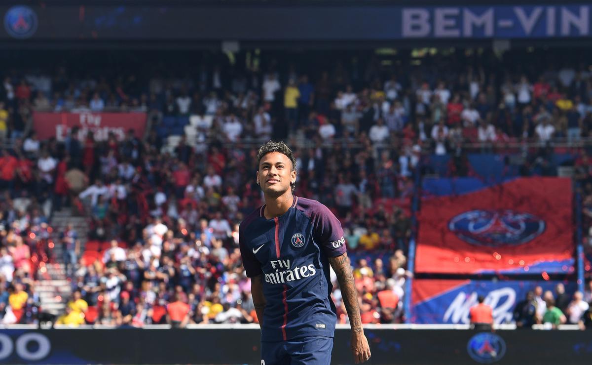 Neymar  apresentado  torcida do Paris Saint-Germain