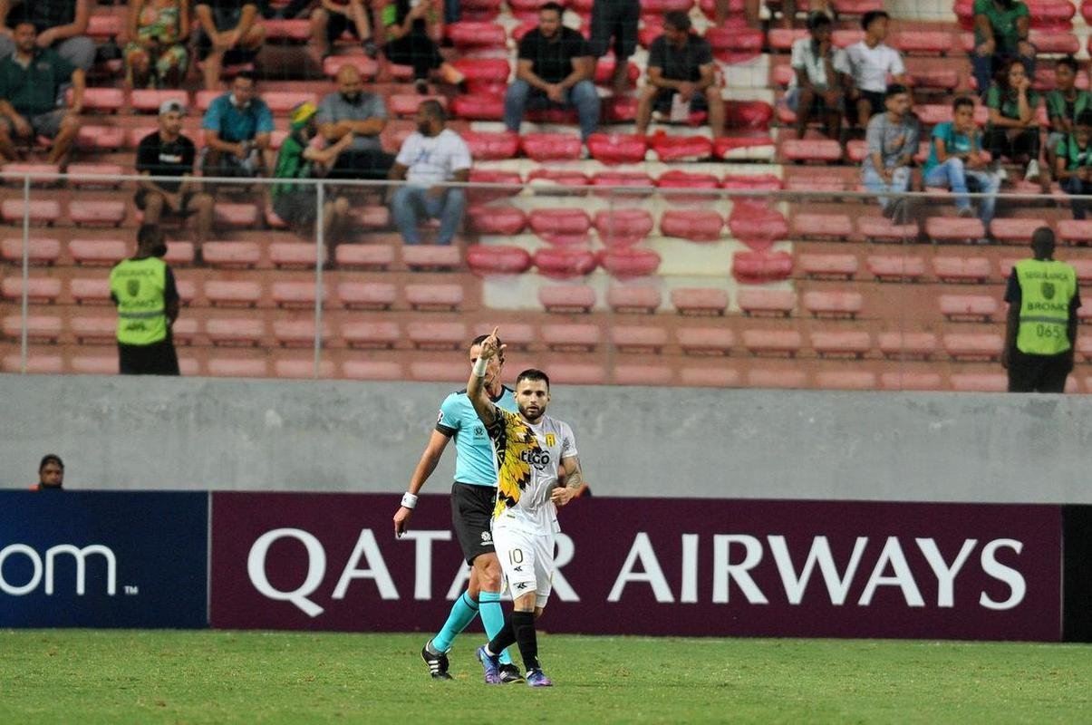 Aos 46min da etapa complementar, Josue Colmn fez linda jogada individual e contou com desvio da defesa para dar um 'banho de gua fria' nos mandantes: Guaran 1 a 0.