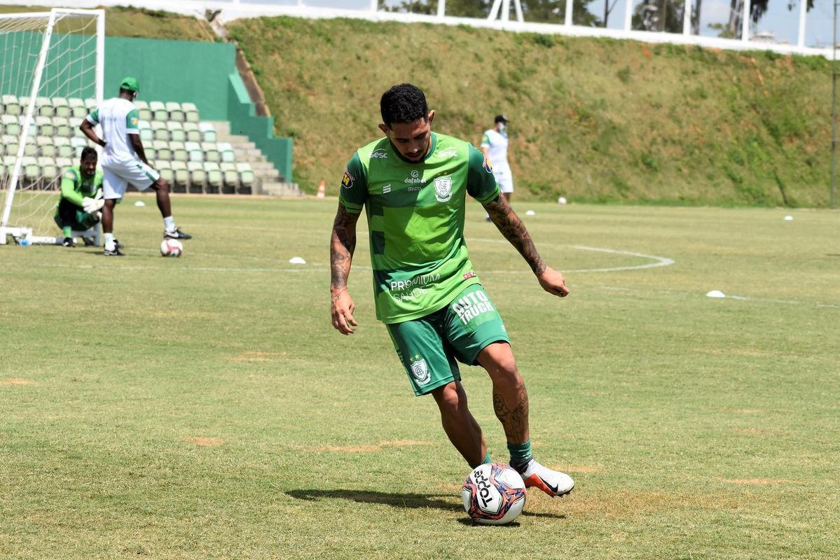 O Amrica realizou, na manh desta sexta-feira (5), atividades no CT Lanna Drumond, em Belo Horizonte. O treinamento visou o confronto contra o Pouso Alegre, vlido pela 3 rodada do Campeonato Mineiro de 2021. A partida ser realizada neste sbado (6), s 19h, no Estdio Melo, em Varginha.