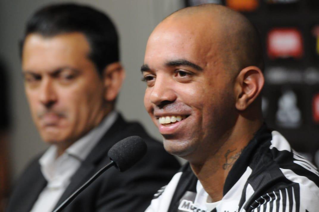 Diego Tardelli foi apresentado pelo diretor de futebol do Atltico, Rui Costa, neste domingo, antes do jogo contra a Caldense