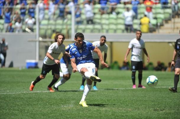 Lances da partida entre Cruzeiro e Grmio, no Independncia, pela 18 rodada do Campeonato Brasileiro