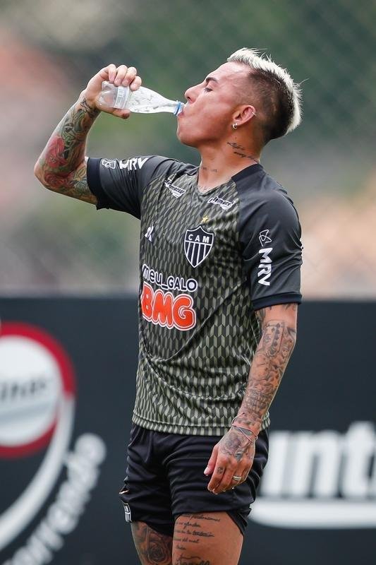 Imagens do primeiro treino de Eduardo Vargas pelo Atltico